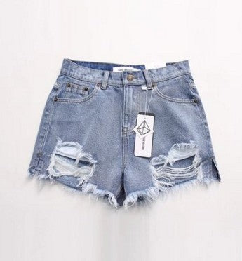 18 Outfits With Distressed Denim Shorts For Ladies - Styleoholic